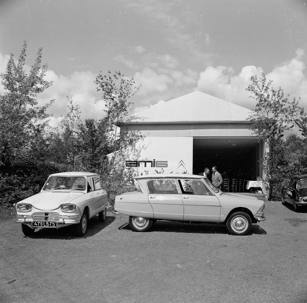 Citroën AMI 6 1961 - Image Exclusive * Europe, France, Île-de-France, Yvelines, Villacoublay. Ami 6 garées devant un bâtiment lors d'une présentation le 25 avril 1961.