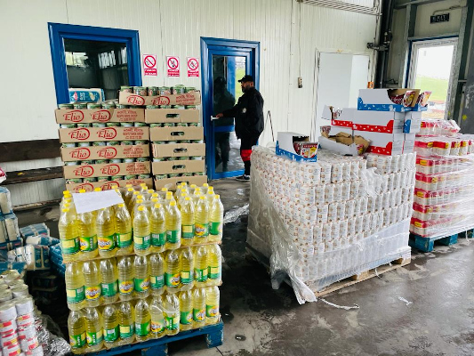Klarwin a donat 4 tone de alimente de bază pentru comunitățile de la Pata-Rât