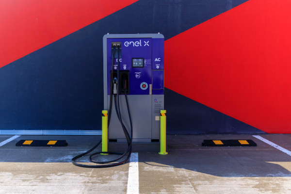 Enel X România instalează 25 de stații de reîncărcare pentru vehicule electrice în centrele comerciale din 12 orașe, împreună cu NEPI Rockcastle
