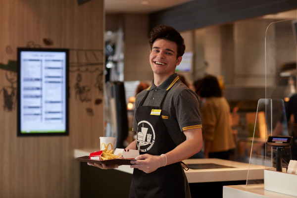 McDonald’s recrutează peste 1000 de angajați în 27 de orașe din țară