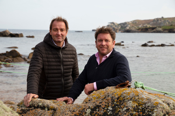 James Martin Gastronomia Insulelor Britanice Paprika TV - From Blue Marlin Productions JAMES MARTIN'S ISLANDS TO HIGHLANDS Monday 6th April 2020 on ITV Episode 1: The Scilly Isles Pictured: Galton Blackiston and James Martin. In a brand new series for ITV daytime, James Martin sets off on his foodie travels across the UK. He starts his epic journey in the beautiful Scilly Isles. Each day, James will be accompanied by a top chef and today he is joined by Galton Blackiston, not only his close pal but also a top class Michelin starred chef. In today's show they don diving suits to swim with seals and hire an unusual mode of transport to take them around the islands. Galton visits a sea salt farm and delivers some back to James who uses it to cook up some wonderful salt baked sea bass. James finds an unusual restaurant situated in the middle of a post office and finishes off the day cooking roast duck by a stunning seashore. © Blue Marlin For further information please contact Iwona Karbowska 0207 157 3043 iwona.karbowska@itv.com This photograph is © Blue Marlin and can only be reproduced for editorial purposes directly in connection with the programme JAMES MARTIN'S ISLANDS TO HIGHLANDS or ITV. Once made available by the ITV Picture Desk, this photograph can be reproduced once only up until the Transmission date and no reproduction fee will be charged. Any subsequent usage may incur a fee. This photograph must not be syndicated to any other publication or website, or permanently archived, without the express written permission of ITV Picture Desk. Full Terms and conditions are available on the website www.itv.com/presscentre/itvpictures