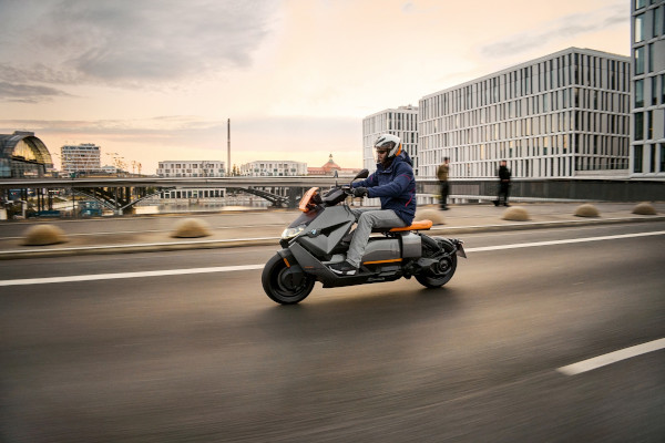 Noul BMW CE 04 – revoluţia silenţioasă