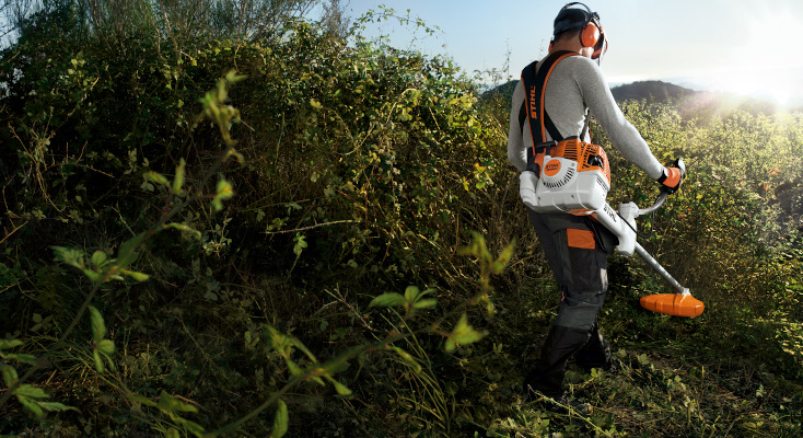 Ultraperformanță în pesiagistică: 30 de metri pătrați tăiați într-un minut jumate de motocoasa FS 511 de la STIHL