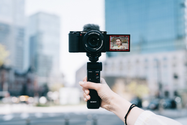 Sony lansează noua cameră de vlogging ZV-E10 cu obiective interschimbabile, dedicată vloggerilor și creatorilor de conținut video