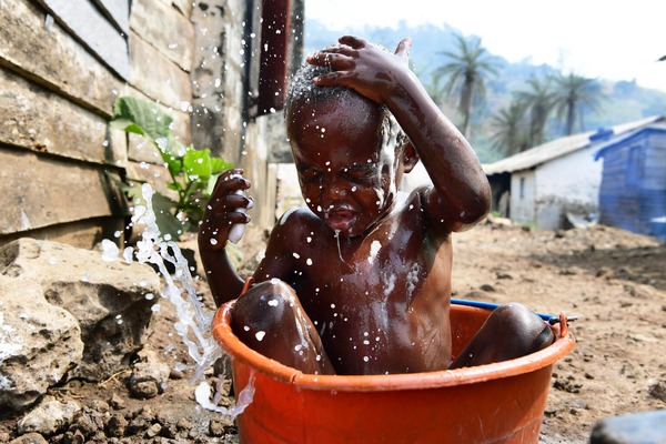 A boy is enjoying his bath, in Limbe, in the south west of Cameroon. © UNICEF/UN0419415/Dejongh