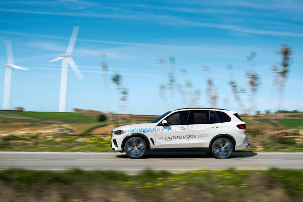 Start pentru mobilitatea fără CO2 a viitorului: BMW iX5 Hydrogen în acţiune pentru prima dată la IAA Mobility 2021