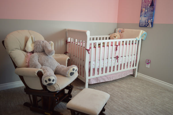 Piese de mobilier esențiale pentru dormitorul bebelușului