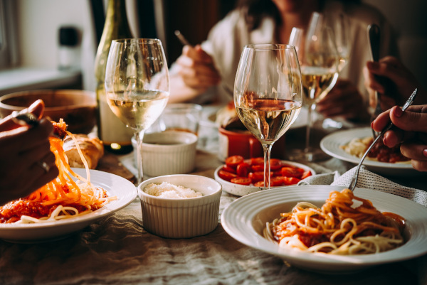 foodpanda îți recomandă 10 preparate culinare pe care să le încerci alături de un pahar cu vin într-o seară de vară