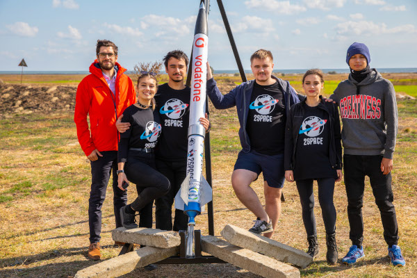 Vodafone România susține prima echipă românească la competiția European Rocketry Challenge din Portugalia