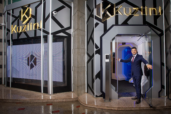 Antreprenorul Mădălin Tomescu lansează concept-store Kuziini, singurul showroom de bucătării din România operațional 100% digital