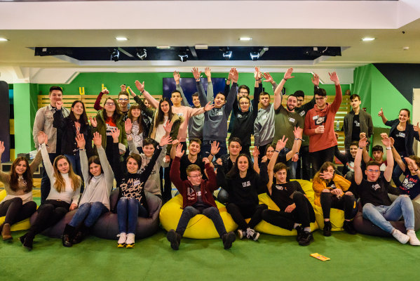 Generația Tech: cursuri de formare digitală pentru 210 de liceeni din Piatra Neamț