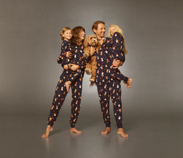 Magia sărbătorilor de iarnă este mai aproape cu pijamalele potrivite pentru întreaga familie de la Marks & Spencer