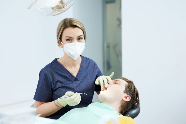 Eviți să mergi la dentist pe timp de pandemie? Iată ce riști să pățești