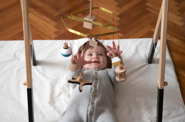 Consolid8 lansează un nou proiect de crowdfunding: ”Bebe începuturi”, prima jucărie sustenabilă pentru bebeluși
