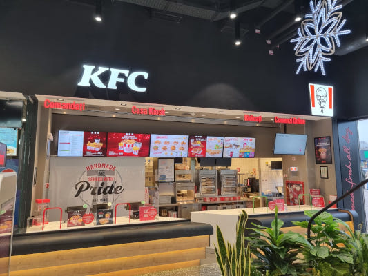 Sphera Franchise Group inaugurează două noi restaurante KFC în România, la Bârlad și Ploiești și unul în Italia, la Verona