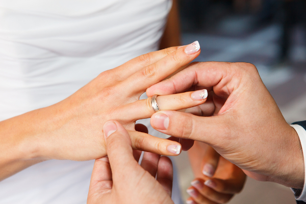 Cum să alegi verighetele perfecte pentru nuntă. Sursa foto: Shutterstock via teilor.ro