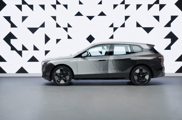 Un automobil care își schimbă culoarea exterioară: BMW iX Flow cu E Ink