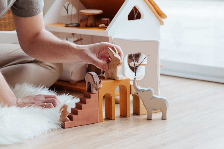 Descoperiți beneficiile jucăriilor din lemn