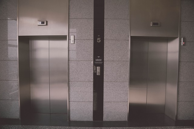Ce trebuie să faci dacă rămâi blocat în lift: sfaturi practice
