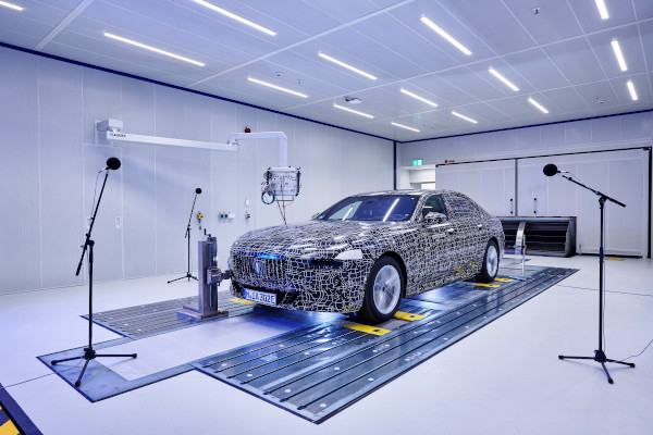 Pentru cel mai înalt nivel de confort în segmentul de lux: BMW i7 trece prin teste acustice la noua locaţie FIZ North