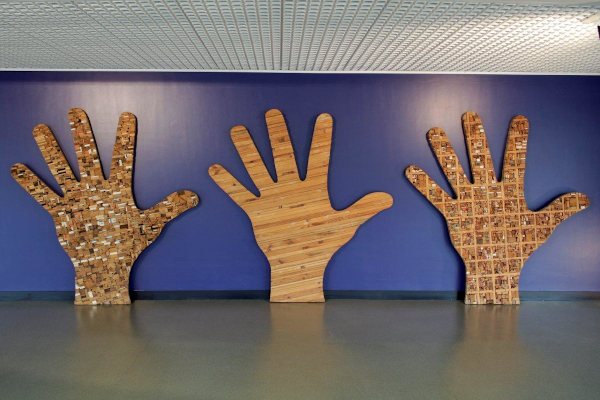 Sculptura artistului Doru Covrig – Sign Hand, licitată la Artmark