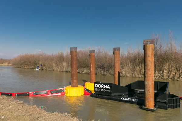 Dorna a instalat primul dispozitiv de colectare a deșeurilor pe râul Dâmbovița, în cadrul campaniei “Apa care are grijă de ape”