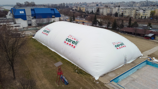 Caroli Foods Group balon presostatic peste bazinul de înot Costache Negri din Pitești