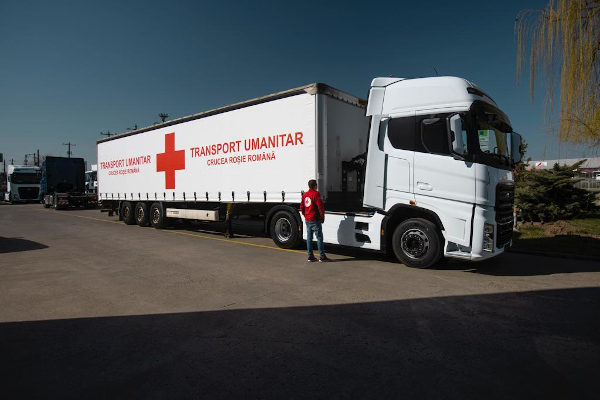 Cefin Trucks, Profi România şi UiPath Foundation au achiziționat pentru Crucea Roșie Română un camion și două semiremorci de mare capacitate