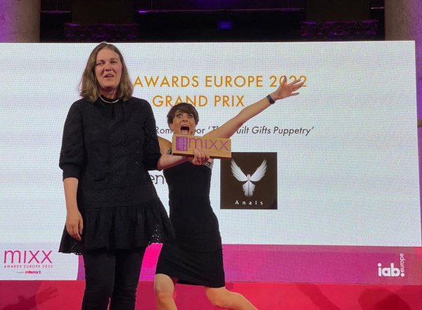 Cheil | Centrade obține primul Grand Prix românesc la IAB Mixx Awards Europe cu „Teatrul cadourilor dăruite din vină”