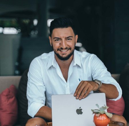 Un român care trăiește în Bali a ajutat peste 1000 de români să își dezvolte afaceri online care să le genereze venituri pasive