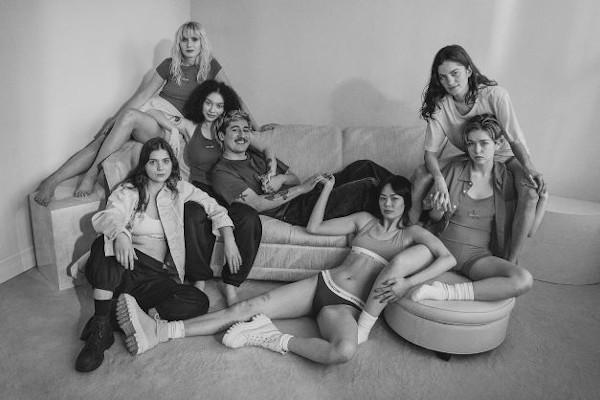 Calvin Klein celebrează familiile din comunitatea LGBTQIA+ în noua campanie „This is Love”