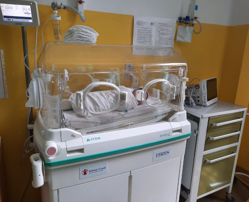 Salvați Copiii România duce aparatură medicală vitală la Maternitatea Făgăraș cu sprijinul cititorilor Libris