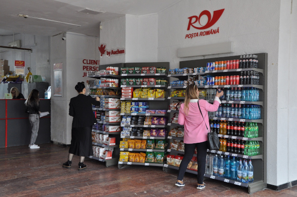 Parteneriat Poșta Română și Auchan România pentru vânzarea de produse în oficiile poștale