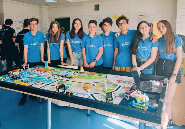 Roweb susține dezvoltarea proiectelor educaționale locale prin sponsorizarea echipei de robotică la Campionatul Mondial din Brazilia