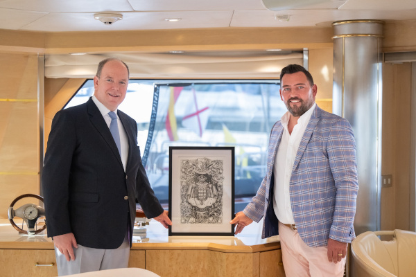Prințul Albert al II-lea de Monaco primește lucrarea ”Heritage” din partea lui Alastair Lidel, CEO The Private Investment Group. © Fabbio Galatioto