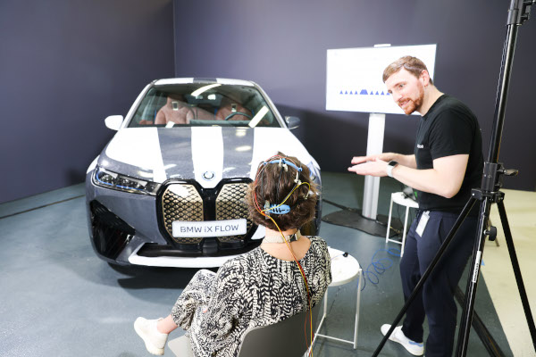 Delegates of the dialogue event rad°hub harness their brain activity to change patterns on the BMW iX Flow and learn how to relax in a targeted way.