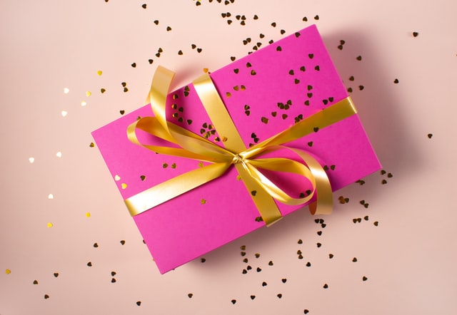 Cadourile personalizate – de ce să optezi pentru astfel de daruri?