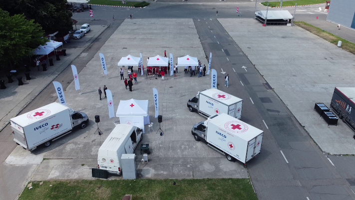 IVECO a donat Crucii Roșii Române trei vehicule