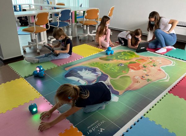 Școala de Vară MindHub: tabere în care copiii învață robotică și programare, practică sporturi și explorează natura