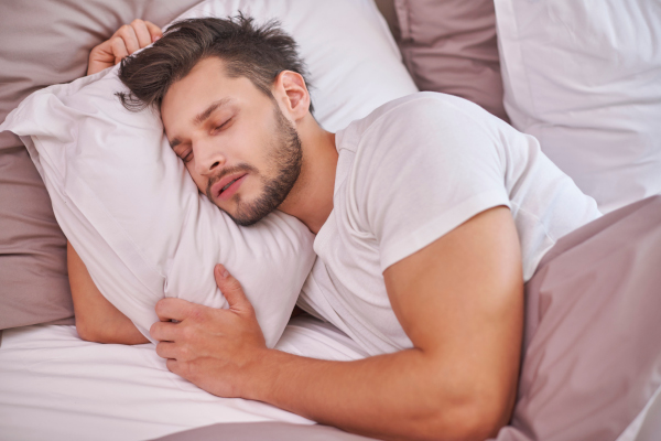 Dormitul fără pernă: rău sau beneficiu?