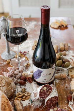 Vinul „Negre” de la Fautor, desemnat cel mai bun vin roșu din lume, în 2022, Sold Out în două săptămâni de la primirea distincției, va fi din nou disponibil spre vânzare