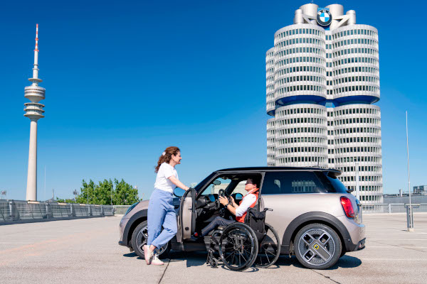 Electric, durabil, nelimitat: condusul este distractiv cu MINI Cooper SE şi pentru persoanele cu dizabilităţi