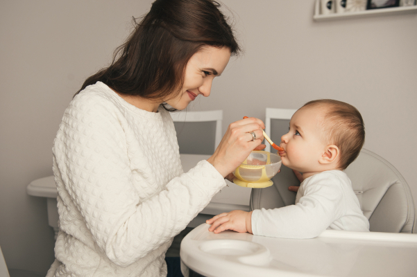 Diversificarea alimentației bebelușului: 8 sfaturi utile