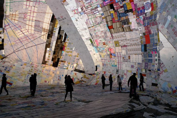 One Minute Older: Rezidența9 strânge un milion de pungi de plastic și le transformă în artă