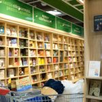 O selecție variată de carte curatoriată de Cărturești în mai multe hipermarketuri Carrefour din România