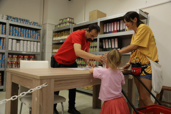 Crucea Roșie Română a deschis un magazin social pentru asistarea cetățenilor ucraineni din București
