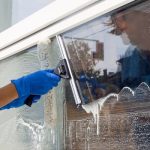 Cele mai eficiente metode pentru curățarea geamurilor
