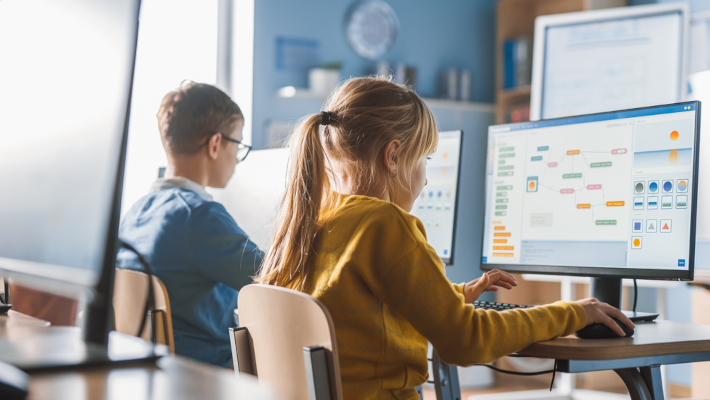 5 motive pentru care să-ți înscrii copilul la cursuri de IT sursa foto Shutterstock via miciideveloperi.ro