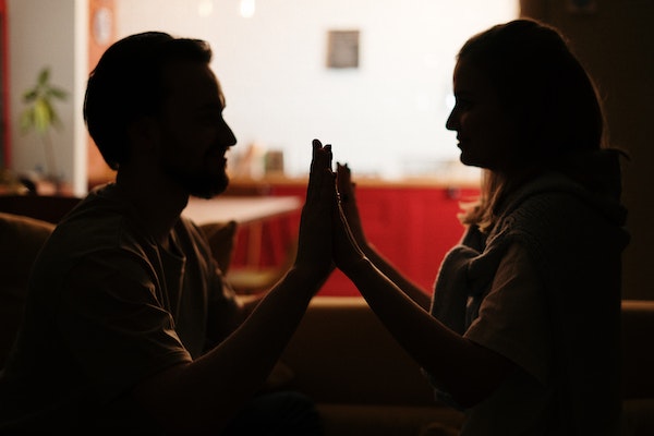 Seară romantică acasă: 3 idei de a-ți surprinde partenerul