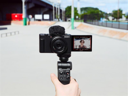 Sony extinde gama de echipamente de vlogging și lansează noua cameră ZV-1F, care oferă și mai multe posibilități de exprimare creativă